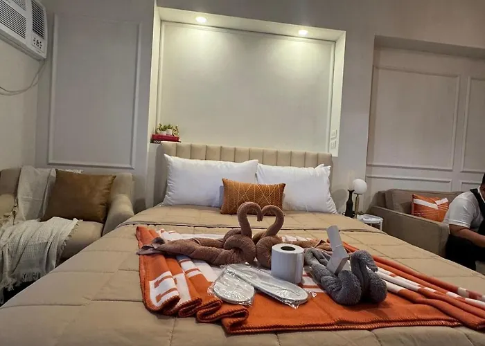 Cozy Venice Mckinley Staycation | Pool & Wifi Manila