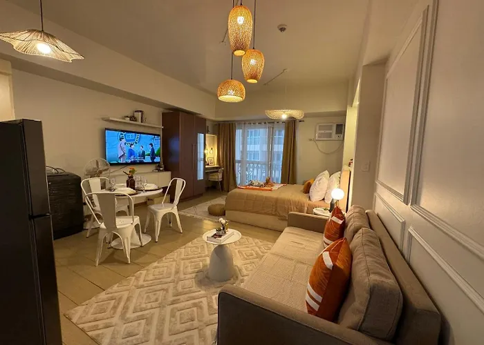 Cozy Venice Mckinley Staycation | Pool & Wifi * Manila