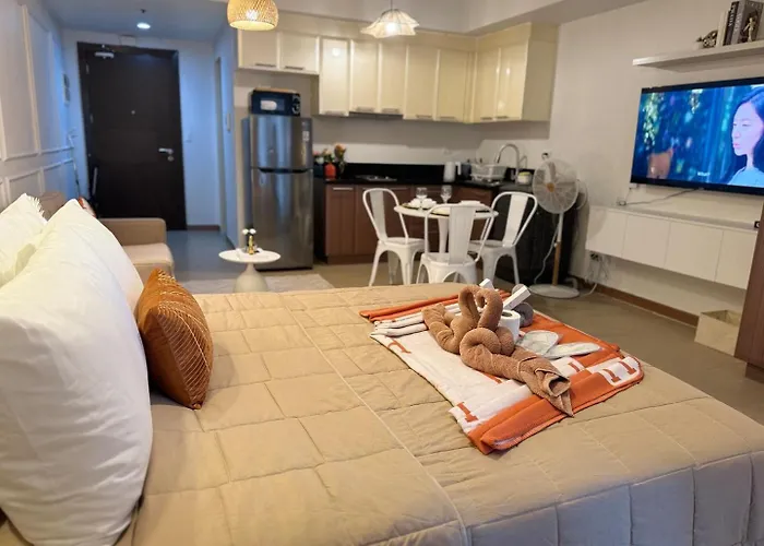 Cozy Venice Mckinley Staycation | Pool & Wifi Apartment