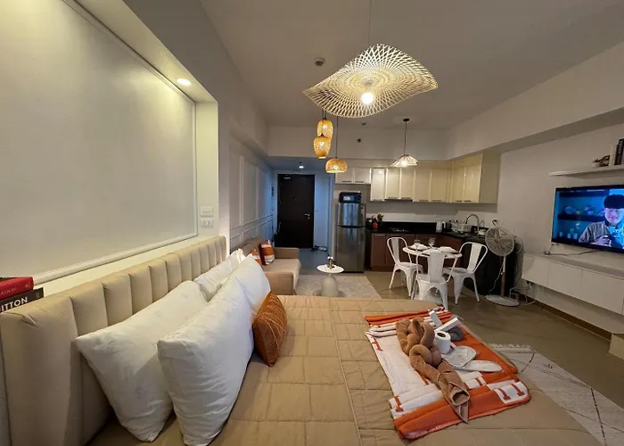 Cozy Venice Mckinley Staycation | Pool & Wifi Apartment Manila