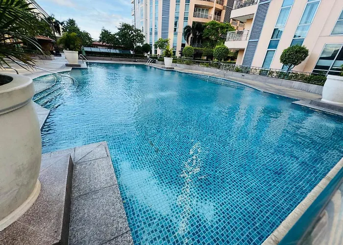 Cozy Venice Mckinley Staycation | Pool & Wifi Manila