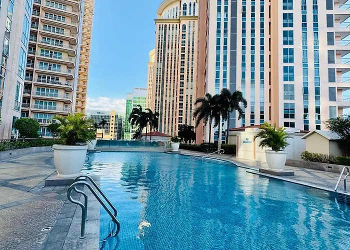 Cozy Venice Mckinley Staycation | Pool & Wifi Apartment